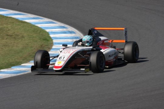 決勝3位は鈴木悠太(HELM MOTORSPORTS F110)