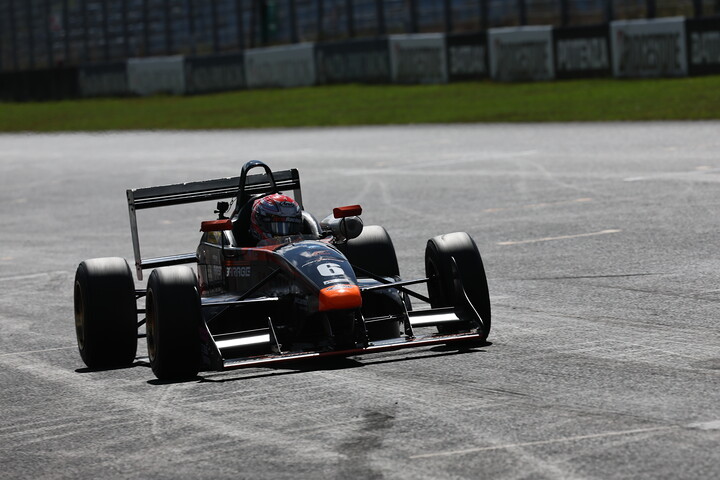 トップでゴールする酒井翔太（ファーストガレージFG108）