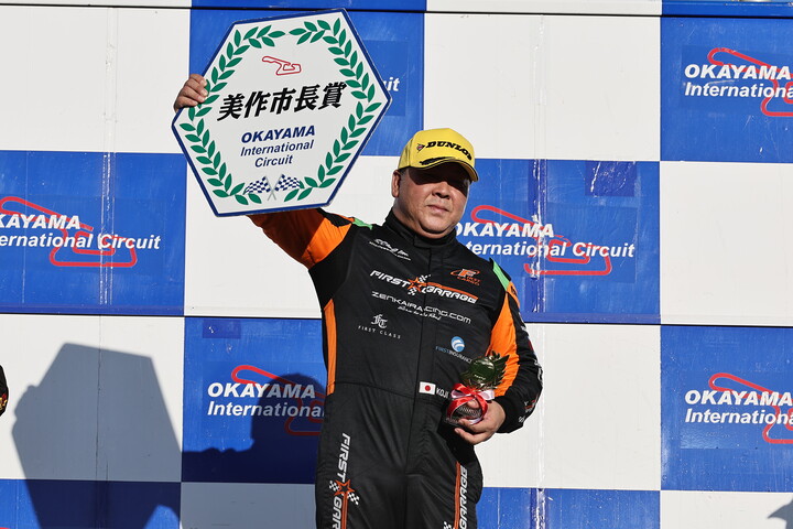 ジェントルマンクラスで優勝したKAMIKAZE（FIRST GARAGE & 04W）