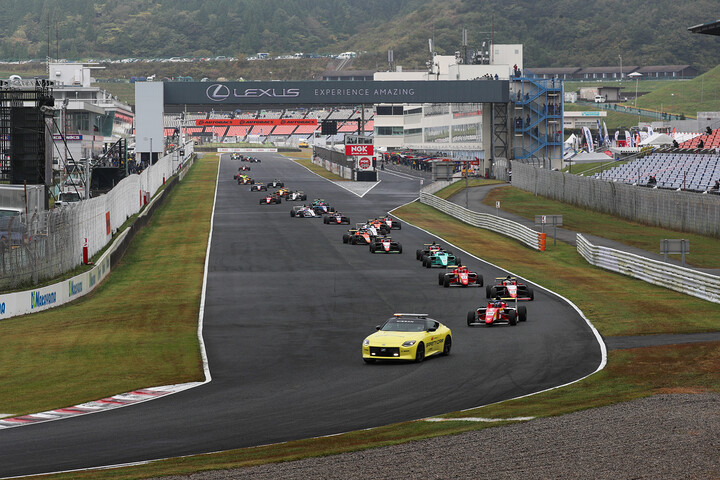 レースはセーフティーカースタートとなった