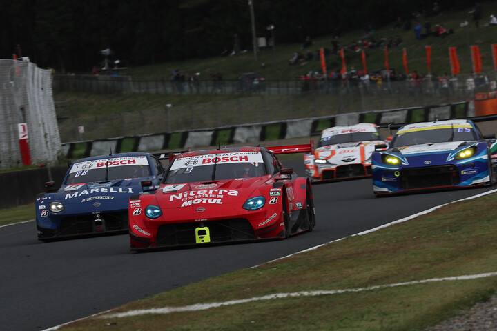 トップでゴールするDENSO KOBELCO SARD GR Supra