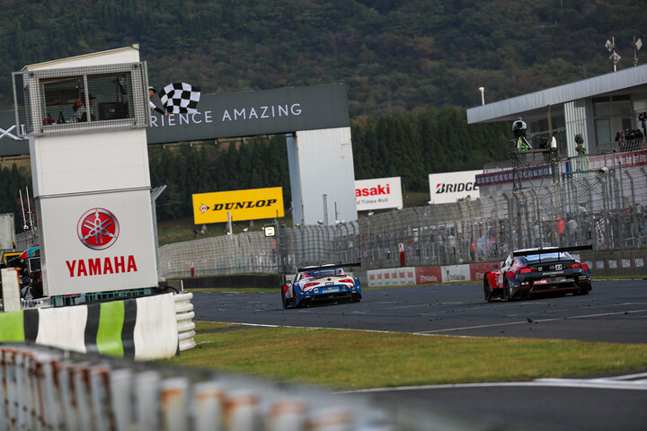 トップでゴールするDENSO KOBELCO SARD GR Supra