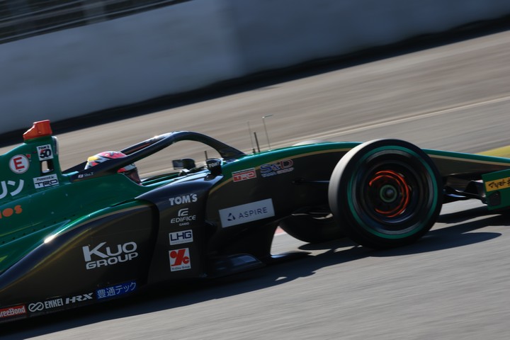 ポールポジションは坪井翔（VANTELIN TOM'S SF23）