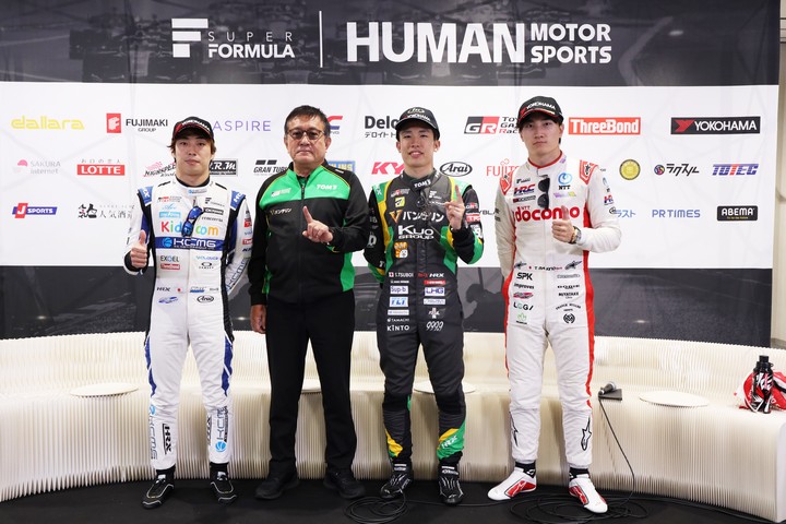 決勝フォトセッション：トップ3と優勝チーム監督