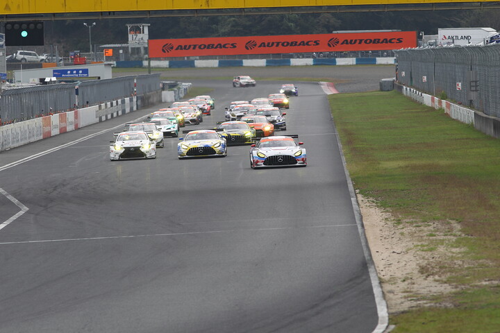 3時間先のゴールを目指しグループ1のスタートが切られた