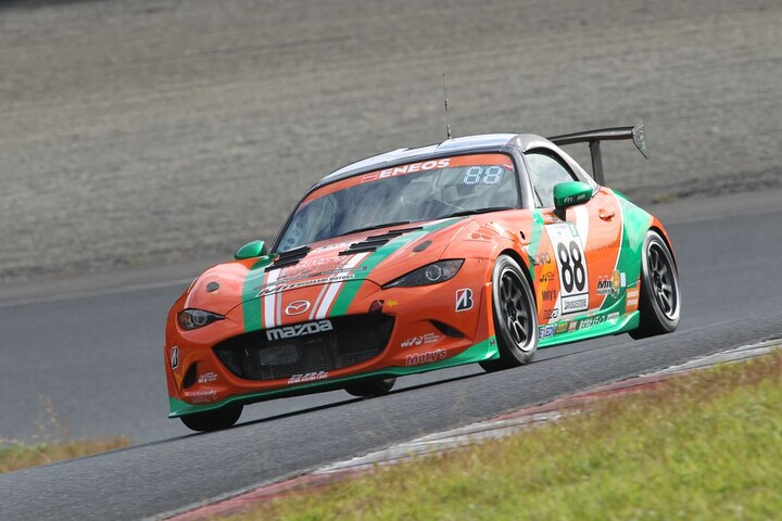 グループ2：ST-5クラスポールポジションは村上モータースMAZDAロードスター（村上博幸／岡本大地／有岡綾平／吉田綜一郎）