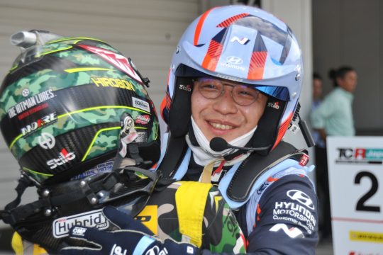 優勝したHIROBONと抱き合う2位のチェジョンウォン