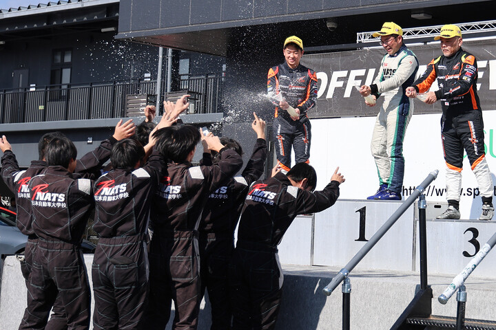 金井亮忠先生と生徒たち