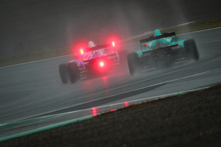 レースは雨のなかで行われた