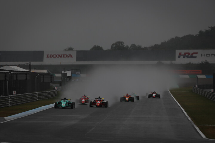 レースがスタートした