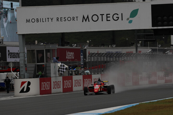 トップでゴールする野村勇斗（HFDP with B-Max Racing）