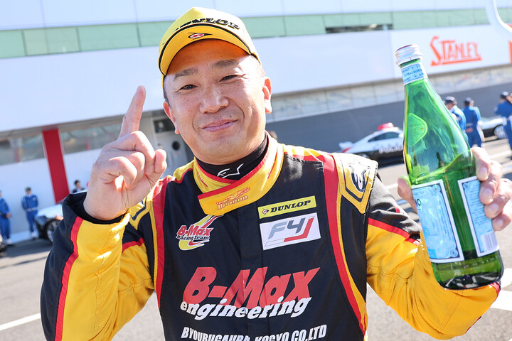 インデペンデントクラスで優勝したDRAGON（B-MAX RACING TEAM）