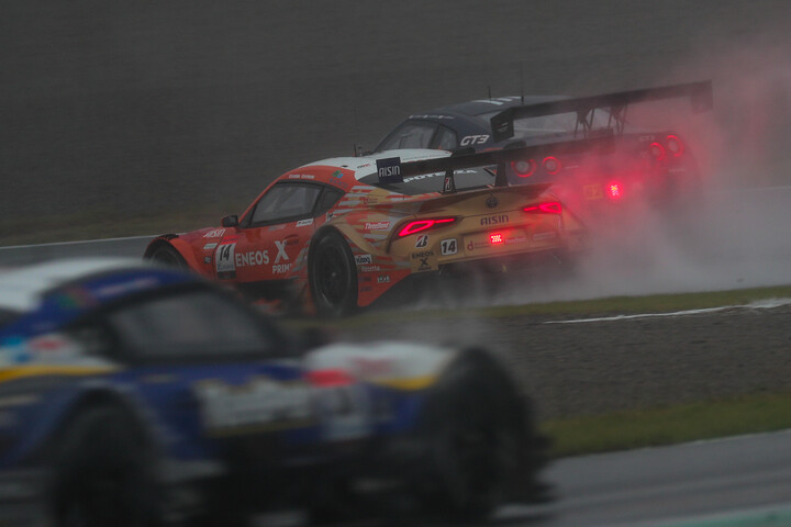 公式練習：セッションは雨のなか進行した
