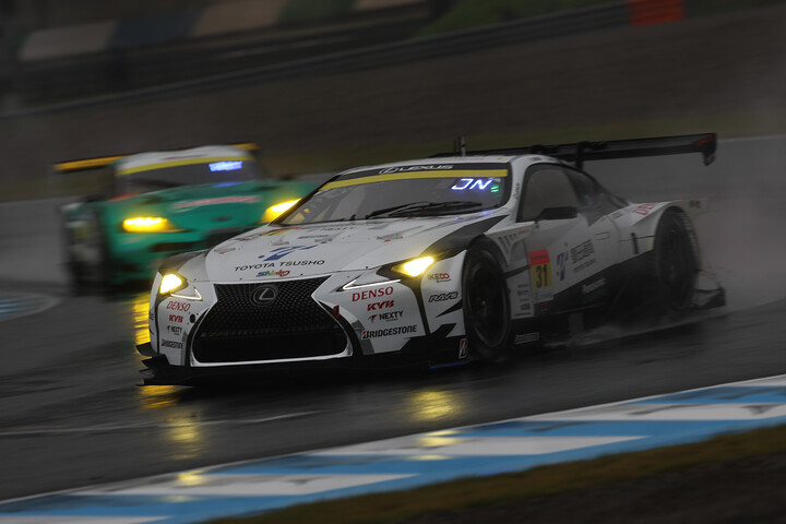 GT300クラスポールポジションはapr LC500h GT（小高一斗／中村仁）