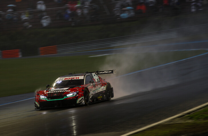 GT500クラスポールポジションはModulo CIVIC TYPE R-GT（伊沢拓也／大草りき）