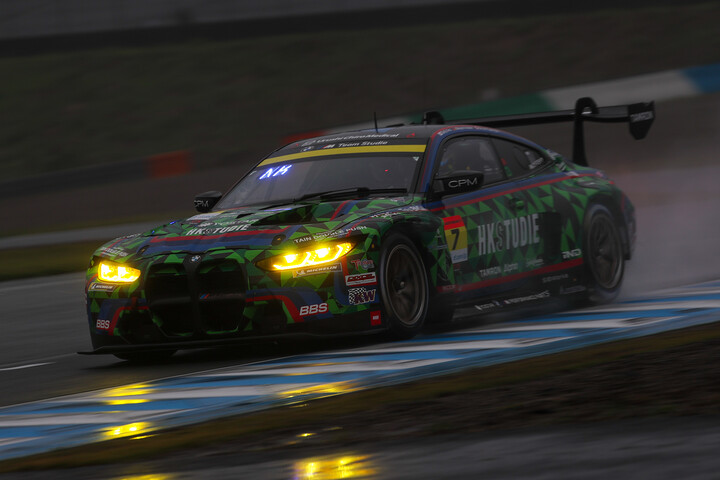 GT300クラス予選2位はStudie BMW M4（荒聖治／ニコラス・クルッテン）