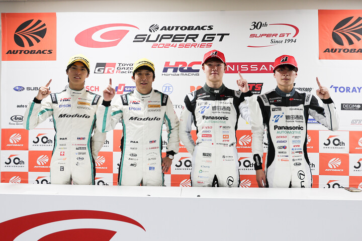 予選フォトセッション：両クラスのポールシッター