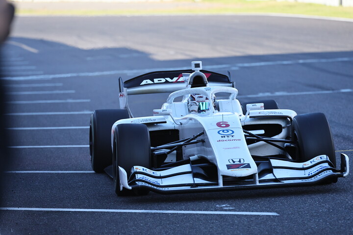 トップでゴールする優勝は太田格之進（DOCOMO DANDELION M6Y SF23）