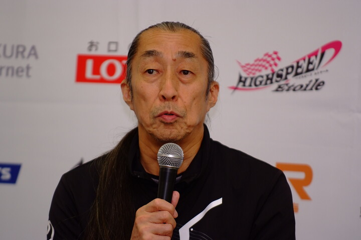 優勝チーム監督の村岡潔氏