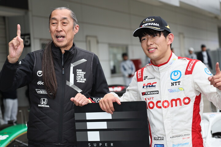 優勝した太田格之進と村岡潔チーム監督（DOCOMO TEAM DANDELION RACING）