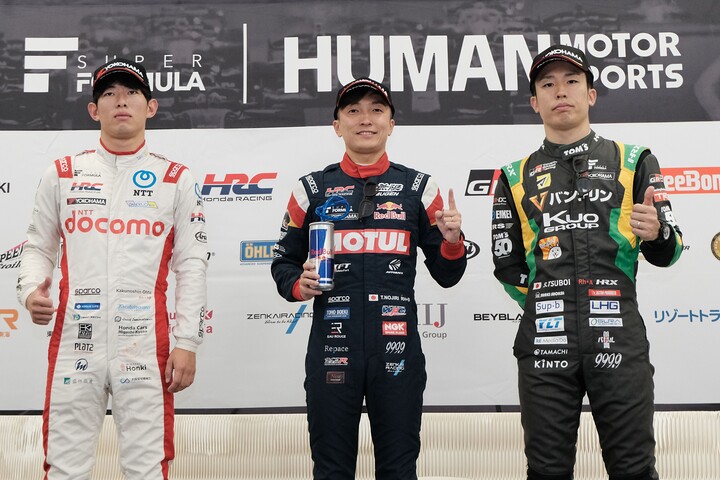 予選フォトセッション：トップ3のドライバーたち