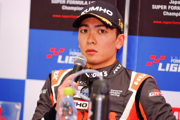 決勝記者会見：優勝した野中誠太（TOM'S）