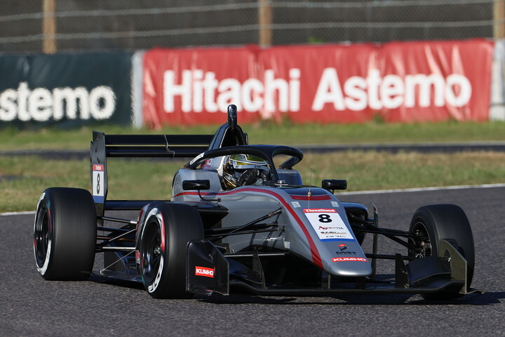 第16戦、第17戦ともマスタークラスポールポジションの清水康弘（GNSY 324）