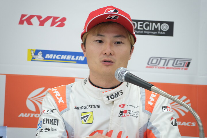 予選記者会見：GT500クラスでポールポジションを獲得した山下健太（TGR TEAM au TOM'S）