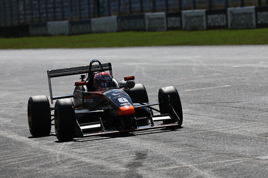 トップでゴールする酒井翔太(ファーストガレージFG108) トップでゴールする酒井翔太(ファーストガレージFG108)