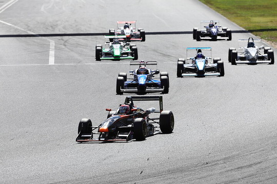 12周の決勝がスタートした 12周の決勝がスタートした