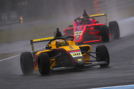 インデペンデントクラス優勝はDRAGON（B-MAX TEAM DRAGON）