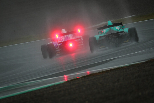 レースは雨のなかで行われた