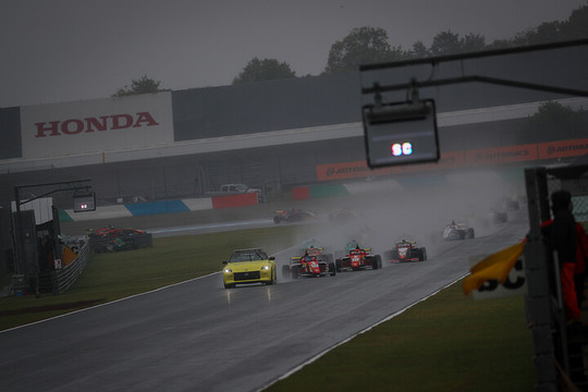 レースは2回セーフティーカーが入った