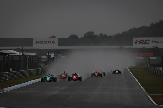 レースがスタートした