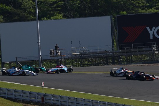 1コーナーでアクシデントが発生 1コーナーでアクシデントが発生