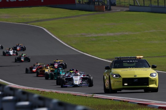 レースはセーフティーカーが導入された レースはセーフティーカーが導入された