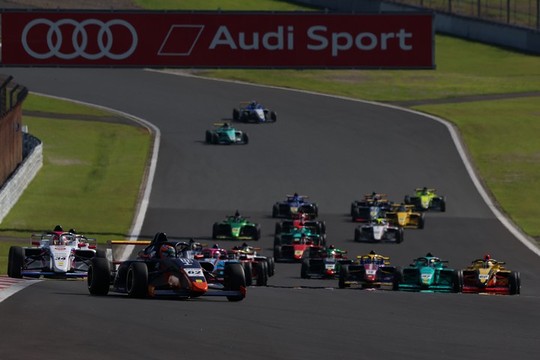 決勝がスタートした 決勝がスタートした