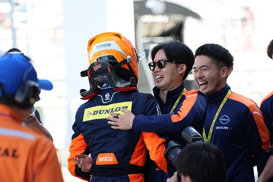 優勝した森山冬星とチーム代表の平木兄弟 優勝した森山冬星とチーム代表の平木兄弟