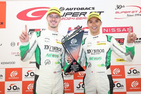 決勝フォトセッション：GT300クラスのウィナー