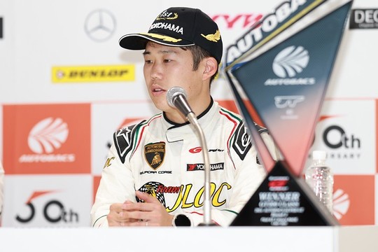 GT300クラスで優勝した元嶋佑弥（JLOC）
