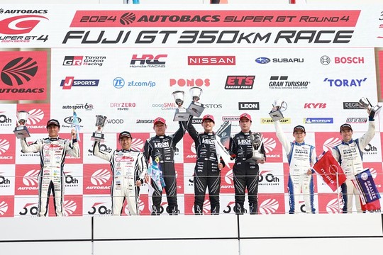 GT300クラスの表彰式 GT300クラスの表彰式