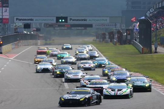 GT300クラスのスタートシーン GT300クラスのスタートシーン