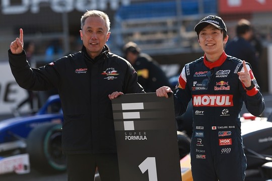 優勝した野尻智紀と田中洋克監督（TEAM MUGEN）