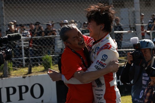 優勝した牧野任祐と村岡潔監督（DOCOMO TEAM DANDELION RACING）