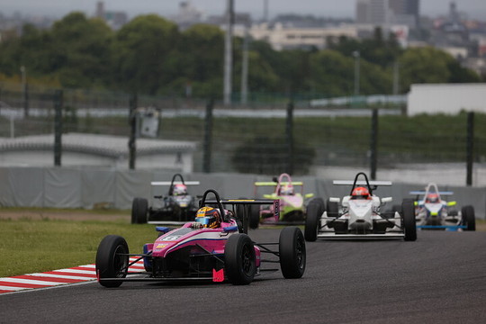 スタート直後のS字コーナー