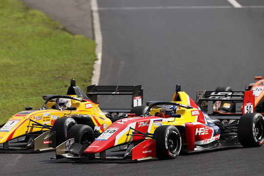 スタート直後の1コーナー