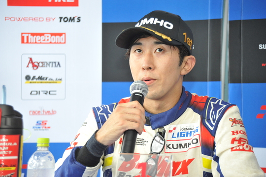 決勝記者会見：優勝した小出峻（B-MAX RACING TEAM）