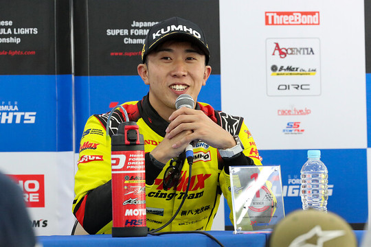 決勝記者会見：優勝した小出峻（B-MAX RACING TEAM）