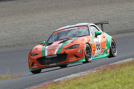 グループ2:ST-5クラスポールポジションは村上モータースMAZDAロードスター(村上博幸/岡本大地/有岡綾平/吉田綜一郎) グループ2:ST-5クラスポールポジションは村上モータースMAZDAロードスター(村上博幸/岡本大地/有岡綾平/吉田綜一郎)