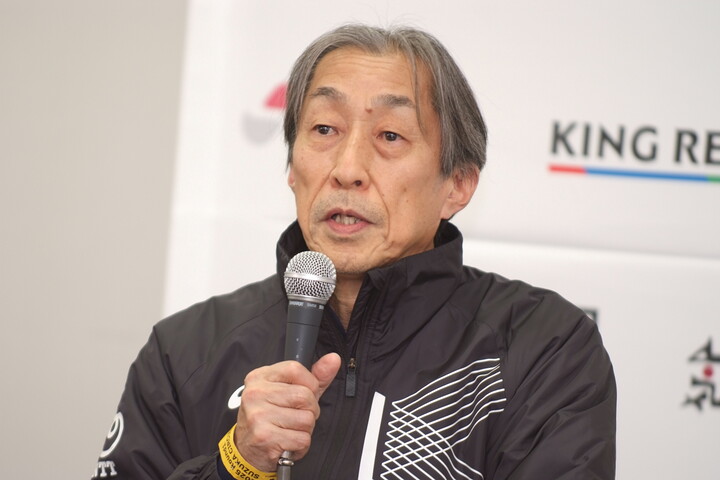 決勝記者会見: 優勝チーム監督の村岡潔氏（DOCOMO TEAM DANDELION RACING）